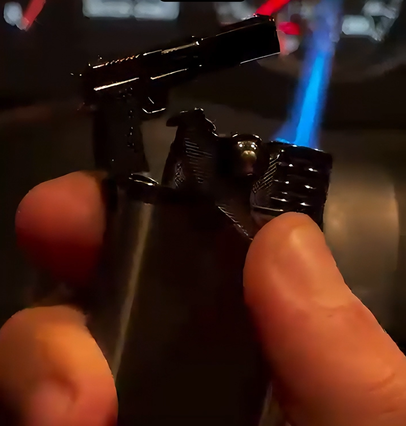 The Royal pistol Heavy Lighter